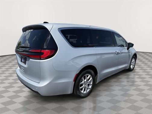 Silver Mist Clearcoat 2024 Chrysler Pacifica Touring L