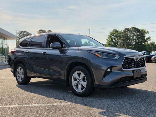 Magnetic Gray Metallic 2024 Toyota Highlander LE