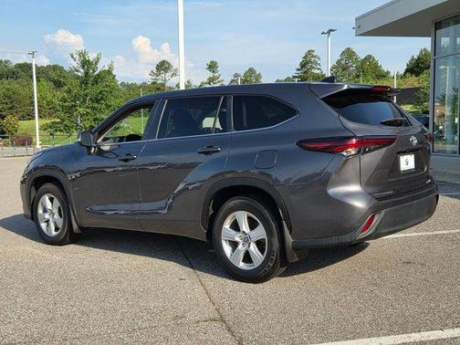Magnetic Gray Metallic 2024 Toyota Highlander LE