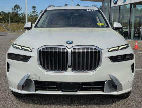 Mineral White Metallic 2023 BMW X7 xDrive40i