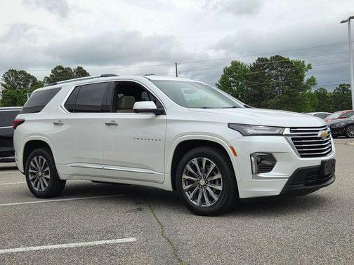 Iridescent Pearl Tricoat 2023 Chevrolet Traverse Premier