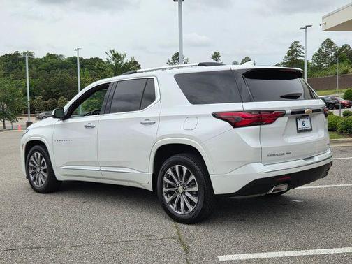 Iridescent Pearl Tricoat 2023 Chevrolet Traverse Premier