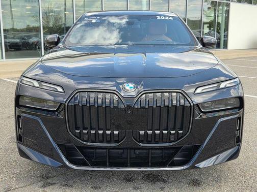 Carbon Black Metallic 2024 BMW 740 740i