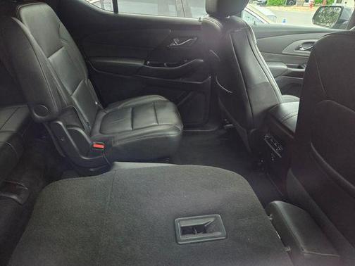 Sterling Gray Metallic 2023 Chevrolet Traverse LT Leather