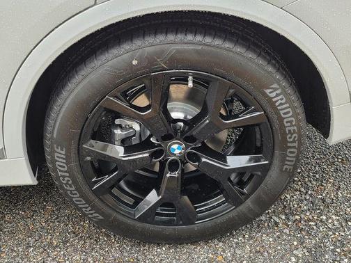Mineral White Metallic 2026 BMW X7 xDrive40i
