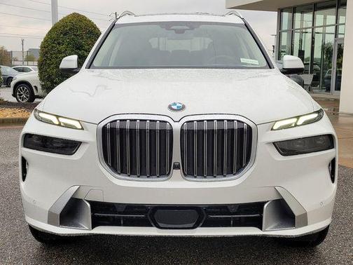 Mineral White Metallic 2026 BMW X7 xDrive40i