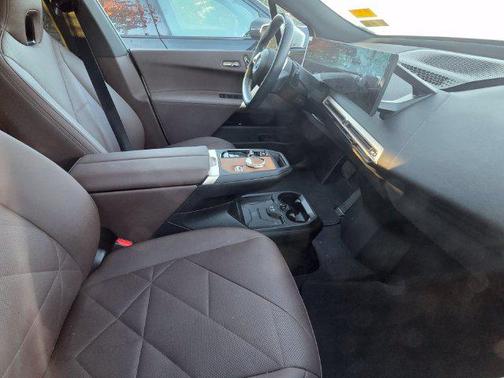Mineral White Metallic 2024 BMW iX xDrive50