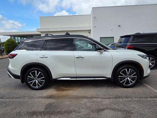 Majestic White/Black Obsidian 2025 INFINITI QX60 AUTOGRAPH