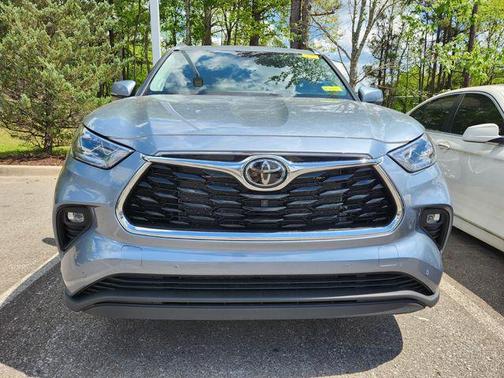 Moon Dust 2022 Toyota Highlander Limited