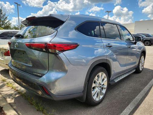Moon Dust 2022 Toyota Highlander Limited