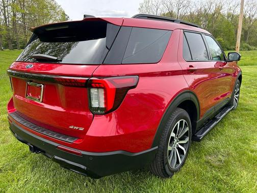 Rapid Red Metallic Tinted Clearcoat 2025 Ford Explorer ST-Line