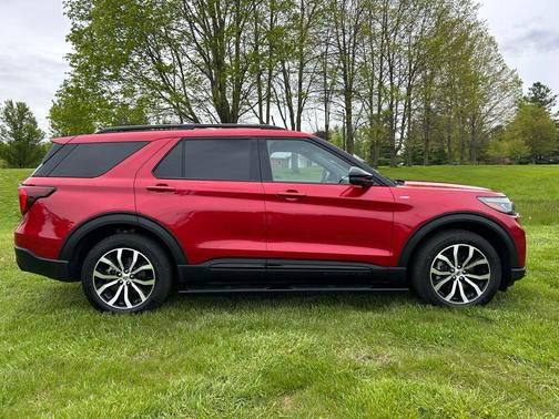 Rapid Red Metallic Tinted Clearcoat 2025 Ford Explorer ST-Line