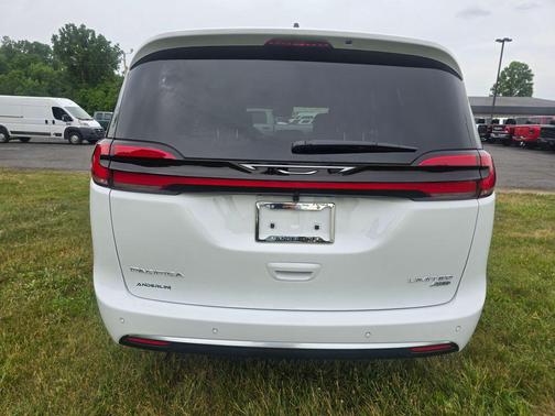 Bright White Clearcoat 2027 Chrysler Pacifica Limited