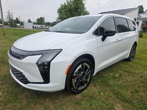 Bright White Clearcoat 2027 Chrysler Pacifica Limited