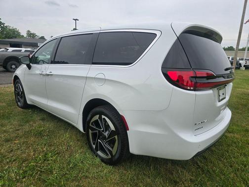 Bright White Clearcoat 2027 Chrysler Pacifica Limited
