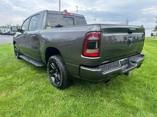 Diamond Black Crystal Pearlcoat 2022 RAM 1500 Sport