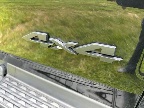 Diamond Black Crystal Pearlcoat 2022 RAM 1500 Sport