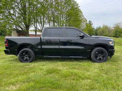 Diamond Black Crystal Pearlcoat 2022 RAM 1500 Sport