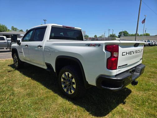 Summit White 2024 Chevrolet Silverado 2500 Custom