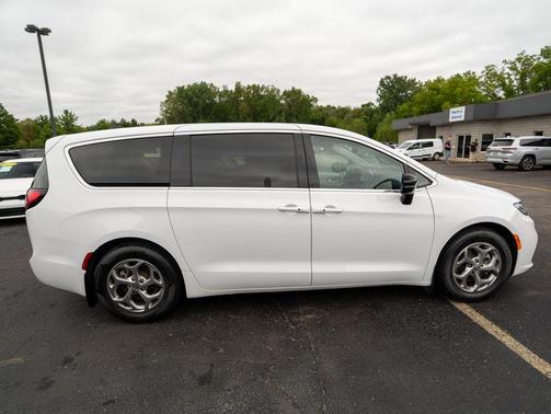 Bright White Clearcoat 2024 Chrysler Pacifica Limited
