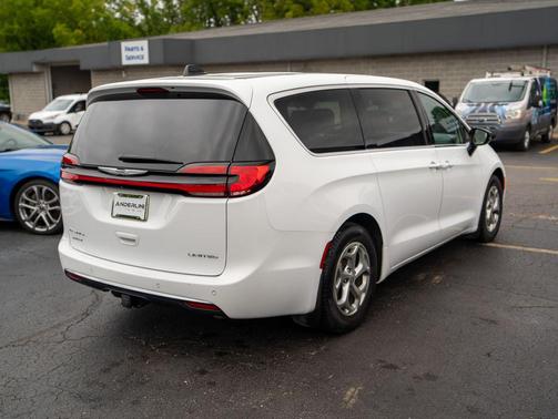 Bright White Clearcoat 2024 Chrysler Pacifica Limited