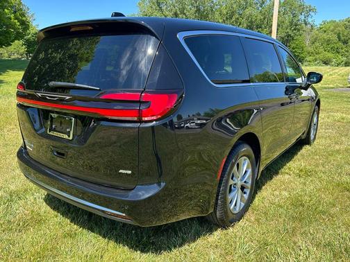 Diamond Black Crystal Pearlcoat 2027 Chrysler Pacifica L