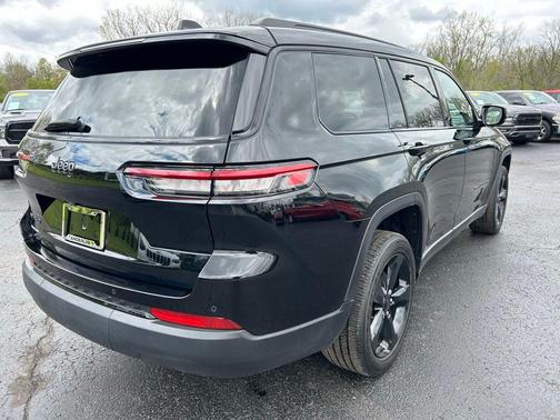 Diamond Black Crystal Pearlcoat 2022 Jeep Grand Cherokee L Altitude