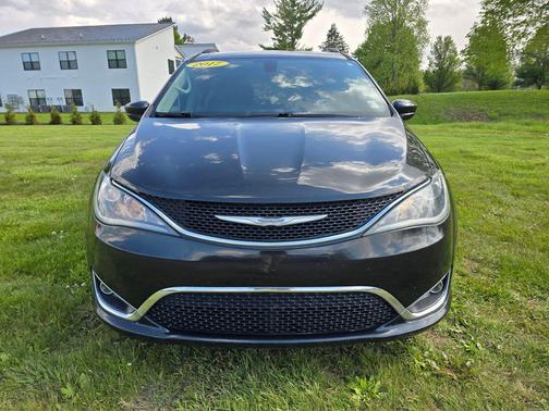 Brilliant Black Crystal Pearlcoat 2017 Chrysler Pacifica Touring-L