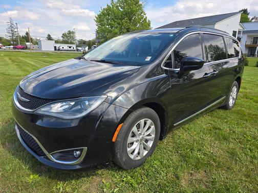 Brilliant Black Crystal Pearlcoat 2017 Chrysler Pacifica Touring-L