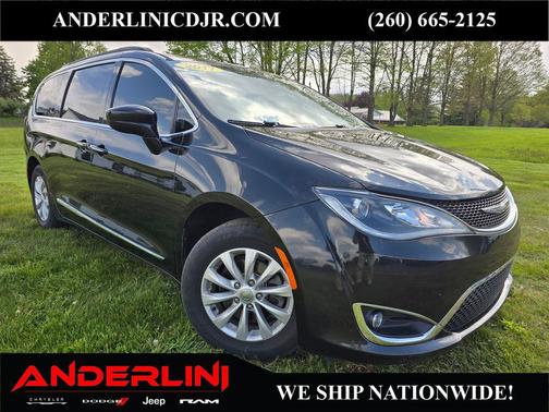 Brilliant Black Crystal Pearlcoat 2017 Chrysler Pacifica Touring-L
