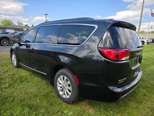 Brilliant Black Crystal Pearlcoat 2017 Chrysler Pacifica Touring-L