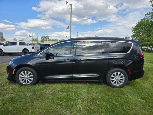 Brilliant Black Crystal Pearlcoat 2017 Chrysler Pacifica Touring-L