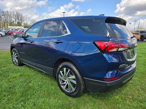 Blue Glow Metallic 2022 Chevrolet Equinox 1LT