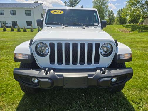 Bright White Clearcoat 2023 Jeep Wrangler 4-Door Sahara Altitude