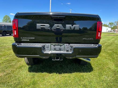 Diamond Black Crystal Pearlcoat 2026 RAM 2500 Laramie