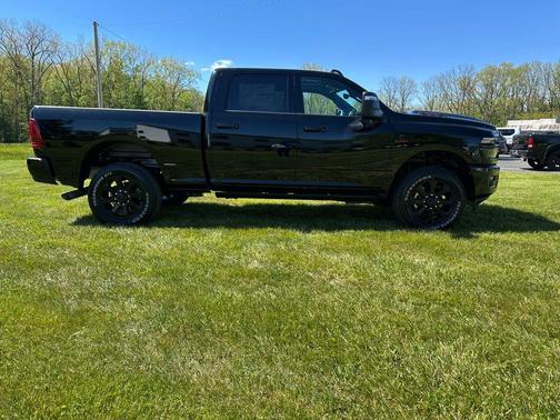 Diamond Black Crystal Pearlcoat 2026 RAM 2500 Laramie
