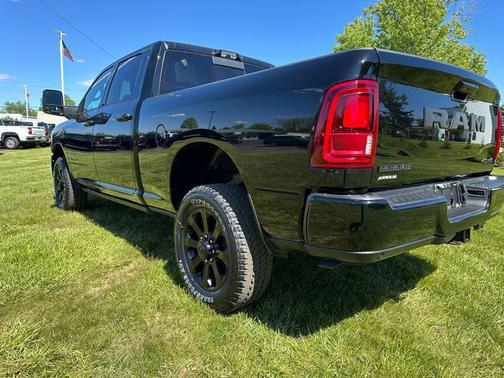Diamond Black Crystal Pearlcoat 2026 RAM 2500 Laramie