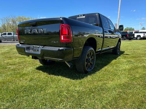 Diamond Black Crystal Pearlcoat 2026 RAM 2500 Laramie