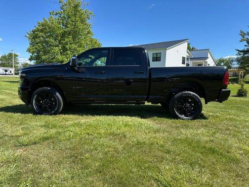 Diamond Black Crystal Pearlcoat 2026 RAM 2500 Laramie
