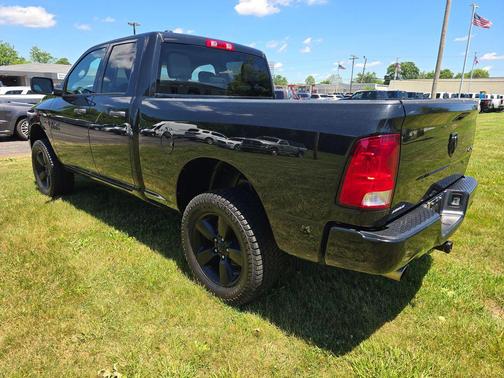 Brilliant Black Crystal Pearl 2018 RAM 1500 Express