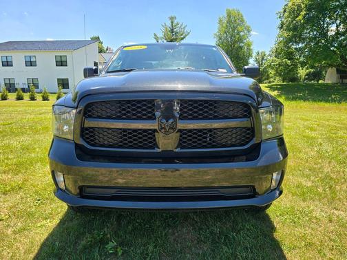 Brilliant Black Crystal Pearl 2018 RAM 1500 Express