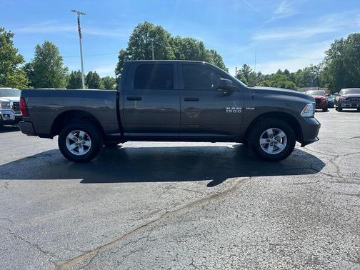 Brilliant Black Crystal Pearlcoat 2018 RAM 1500 Express
