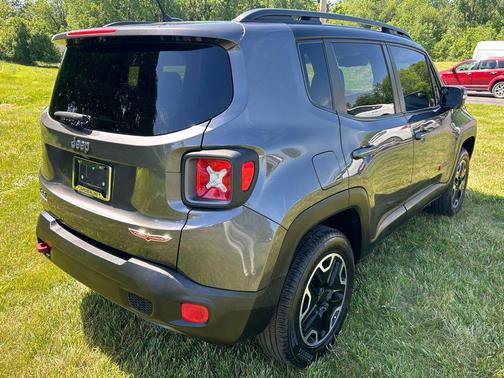 Granite Crystal Metallic Clearcoat 2017 Jeep Renegade Trailhawk