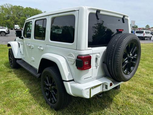 Bright White Clearcoat 2021 Jeep Wrangler Unlimited Sahara