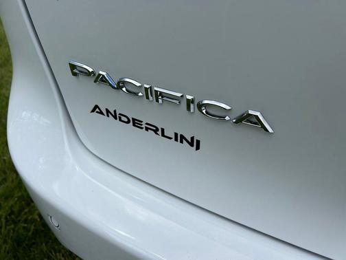 Bright White Clearcoat 2027 Chrysler Pacifica Limited