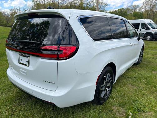 Bright White Clearcoat 2027 Chrysler Pacifica Limited
