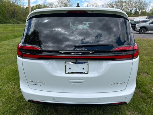 Bright White Clearcoat 2027 Chrysler Pacifica Limited