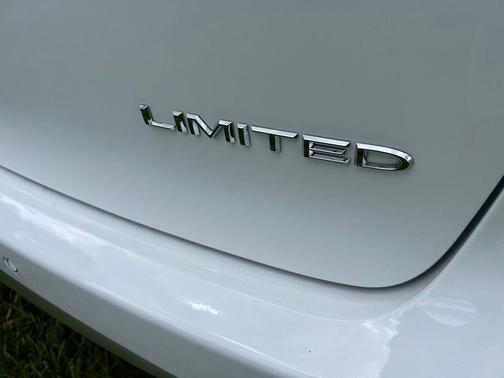 Bright White Clearcoat 2027 Chrysler Pacifica Limited