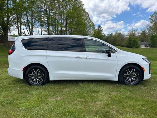 Bright White Clearcoat 2027 Chrysler Pacifica Limited