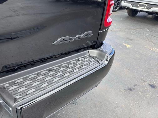 Diamond Black Crystal Pearlcoat 2026 RAM 2500 Black Express Crew Cab 4x4 6'4' Box